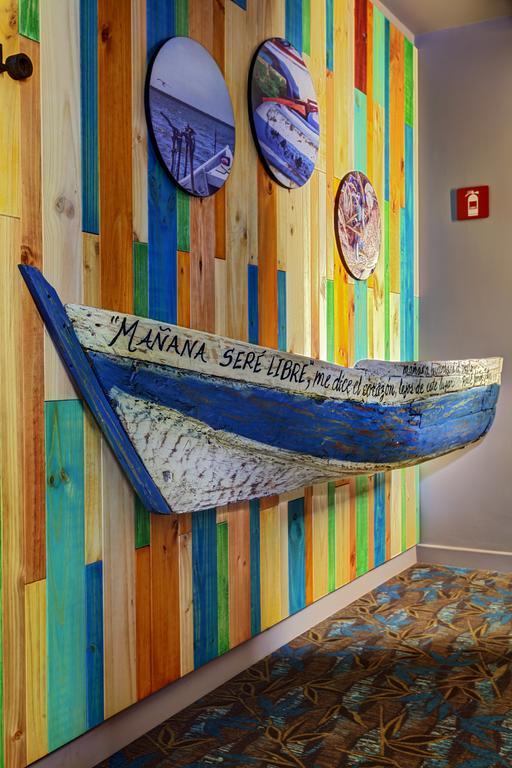 Ghl Hotel Montería Eksteriør billede A boat with the phrase "Tomorrow will be free" written on it